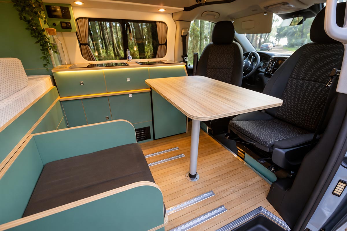 vanaho intérieur avec 2 places et une table